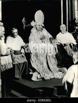 11 novembre 1958 - Le Pape prend possession de St John dans Lateran Basilique : H.H. Le Pape a quitté le Vatican de prendre possession à St John dans Lateran basilique. La photo montre le Pape Jean XXIII, flanquée par les cardinaux - durant les cérémonies à la basilique Saint-Jean de Latran. Banque D'Images