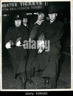 11 novembre 1958 - 110 émeutiers arrêtés d'artifice à Londres Trafalgar Square bataille avec la police : plus de 90 jeunes gens et jeunes filles ont été Banque D'Images