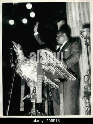 10 octobre 1958 - Paul Robeson à St Paul's : le célèbre chanteur Paul Robeson est passé aujourd'hui à la Cathédrale St Paul, à choisir la position à partir de laquelle se chanter à la soirée publique il y le 12 octobre. La collecte permettra d'aller à la défense et d'aide pour le procès pour trahison de l'Afrique du Sud. Photo montre Paul Robeson photographié sur le lutrin au moment de faire l'essai d'aujourd'hui à Saint Paul's. Banque D'Images