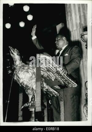 10 octobre 1958 - Paul Robinson à St Paul's : le célèbre chanteur Paul Robinson est passé aujourd'hui à la Cathédrale St Paul, à choisir la position d'où il chantera lors de la soirée, il y a service le 12 octobre. La collecte permettra d'aller à la défense et d'aide pour le procès pour trahison de l'Afrique du Sud. Photo montre Paul Robinson photographié sur le lutrin au moment de faire l'essai d'aujourd'hui à Saint Paul's. Banque D'Images