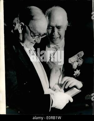 10 octobre 1958 - prix danois pour la Grande-Bretagne Scientifique : Le roi Frédéric de Danemark - hier a présenté le modèle de Bohr Neile la Grande-Bretagne à Sir John Cockcroft, Directeur de recherche de l'énergie atomique pouvoir à Copenhague.. Le prix a été en l'honneur de ses contributions spéciales à l'égard des utilisations pacifiques de l'énergie atomique. Photo montre : Niels Bohr et Sir John Cockroft (gauche) à la médaille à l'après la présentation hier à Copenhague. Banque D'Images