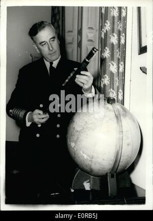 Le 12 décembre 1958 - Comte Mountbatten nommé Chef d'état-major de la Défense. : Le ministère de la Défense a annoncé hier soir que l'amiral de la flotte Earl Mountbatten le First Sea Lord, succédera à maréchal de la Royal Air Force Sir William Dickson, en tant que chef d'état-major de la Défense, en juillet prochain. Lord Mountbatten est 58. Photo montre Comte Mountbatten vu à l'Amirauté aujourd'hui, regardant son père célèbre Hubble Banque D'Images