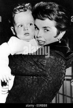 L'actrice Dawn Addams avec bébé Stefano Massimo Banque D'Images