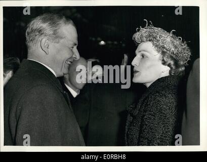 25 nov., 1958 - 25-11-58 Vice-président Nixon à Londres. Les États-Unis Vice-président, M. Richard Nixon et sa femme, qui s'est rendue à l'aéroport de Gatwick de Washington aujourd'hui, pour une visite officielle de quatre jours en Grande-Bretagne, s'est rendu à la gare de Victoria en train. Photo : Keystone montre Mme Richard Nixon vus en train de parler au ministre des Affaires étrangères, M. Selwyn Lloyd, à son arrivée à Victoria aujourd'hui.H/Keystone Banque D'Images