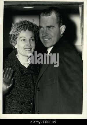 25 nov., 1958 - Vice-président Nixon à Londres : le vice-président américain, M. Richard Nixon et sa femme, qui s'est rendue à l'aéroport de Gatwick à partir de Washington, s'est rendu ce matin à la gare de Victoria en train. Photo montre M. Richard Nixon et sa femme, à la porte de leur transport, lorsqu'ils sont arrivés à la gare de Victoria aujourd'hui. Banque D'Images