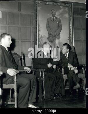 28 novembre 1958 - Vice-président Nixon Tours Oxford University parle à un maître à Rhodes House : M. Richard Nixon le vice-président des États-Unis - s'est rendu aujourd'hui certains des collèges d'Oxford. Photo montre M. Richard Nixon parler au Dr. I.A. Goodhart maître de l'Université College - sous une peinture de Rhodes à Rhodes House où il s'est adressé à des étudiants britanniques et américains. Banque D'Images