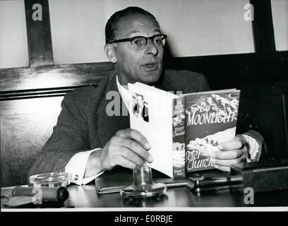 03 déc., 1958 - 3-12-58 Le Capitaine Peter Churchill lance son nouveau roman héros de la résistance française. Le capitaine Peter Churchill, le héros de guerre avec la résistance française a tenu une conférence de presse ce matin à l'occasion de la publication de son nouveau roman par Moonlight . Le capitaine Churchill est le centre de la critique récente des dirigeants de la résistance française qui a dit qu'ils voulaient Ã¢â'¬Ëoeproof' de la exploits. Photo : Keystone montre le capitaine Peter Churchill lit un extrait de son livre à 63 Old Brompton Road, ce matin. Banque D'Images