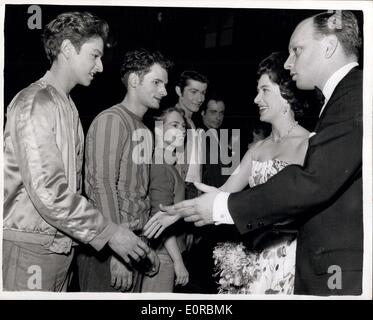 12 déc., 1958 - La princesse Margaret voit ''West Side Story''. Commentaires Les Jets. : La princesse Margaret en riant ''revue'' une ligne de "Jets au Her Majesty's Theatre - lorsqu'elle a vu '' West Side Story'' à nouveau. Le 'Jet' dans le spectacle sont un gang de "vrai" de l'Américain qui bataille avec les gangs Portoricains "les requins de'. La princesse porter un nouveau style de cheveux. Banque D'Images