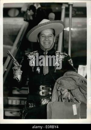 Le 12 décembre 1958 - L'arrivée de Cisco Kid : Cisco Kid - de son vrai nom Duncan Renaldo - arrivée à l'aéroport de Londres ce matin. Il apparaît dans l'émission de télévision Rediffusion ''Lucky'' ce soir. Photo montre : Cisco Kid en photo à son arrivée à l'aéroport de Londres ce matin. Banque D'Images