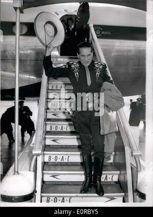 Le 12 décembre 1958 - Le Cisco Kid arrive. Le Cisco Kid - de son vrai nom Duncan Renaldo - arrivée à l'aéroport de Londres ce matin. Il apparaît dans le programme de télévision associée ''Lucky'' ce soir. Photo : Keystone montre le Cisco Kid en photo à son arrivée à l'aéroport de Londres ce matin. Banque D'Images