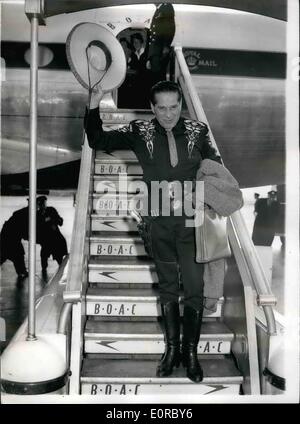 Le 12 décembre 1958 - Le Cisco Kid arrive. Le Cisco Kid - de son vrai nom Duncan Renaldo - arrivée à l'aéroport de Londres ce matin. Il apparaît dans le programme de télévision associée ''Lucky'' ce soir. Photo : Keystone montre le Cisco Kid en photo à son arrivée à l'aéroport de Londres ce matin. Banque D'Images