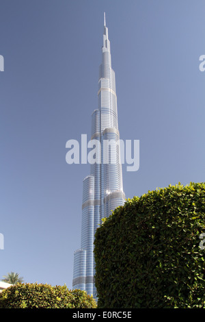 La lumière du soleil se reflète sur le Burj Khalifa, le plus haut bâtiment du monde, à Dubaï, le lundi 5 mai, 2014. Banque D'Images