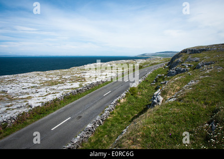 Route et Touring Route si le Burren dans le comté de Clare le long de la manière sauvage de l'Atlantique sur la côte ouest de l'Irlande Banque D'Images