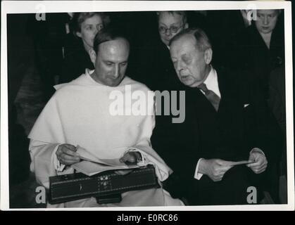 12 décembre 1958 - le Prix Nobel de la paix a été remis aujourd'hui à l'Université d'Oslo au Père pire, Belgique. La photo montre le père pire et le président de la Commission du prix Nobel du parlement, Mr. Gumma Ja Banque D'Images