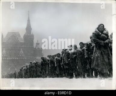 02 février 1959 - Scène à Moscou : photo montre la scène comme ligne de foules jusqu'à visiter le tombeau de Lénine sur la Place Rouge de Moscou. Cette photo a été reçue de Moscou, où M. Macmillan et M. Selwyn Lloyd visitez. Banque D'Images