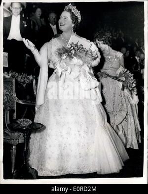 10 févr. 02, 1959 - La reine mère et la princesse Margaret assister ce soir Royal Film Performance. La Reine Elizabeth, la Reine Mère, accompagnée de la princesse Margaret, ce soir est allé(e) à la Royal Film Performance dans l'aide au commerce de la photographie, Fonds de bienfaisance à l'Empire Theatre, Leicester Square, cette année, le film est ''Le cheval bouche''. Photo montre : La Reine Elizabeth, la reine mère, les vagues à l'auditoire avant de prendre son siège au théâtre ce soir. Banque D'Images