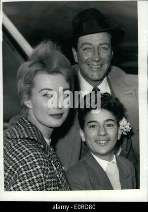 10 févr. 02, 1959 - Robert Taylor et ses co-stars partir pour l'Afrique : l'écran star Robert Taylor a quitté l'aéroport de Londres cet après-midi pour l'emplacement en Afrique - pour son nouveau film ''Adamson de l'Afrique''. Il était accompagné de ses co-stars Anne Aubrey de Londres - et John Dimech - connu par tous comme ''Pacha'' - un stagiaire maltais de 16 ans garçon. Photo montre Robert Taylor - Anne Aubrey et John Dimech - à l'aéroport de Londres cet après-midi. Banque D'Images