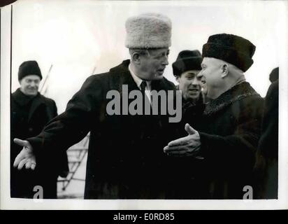 02 février 1959 - Visite à Moscou de M. Macmillan. Photo montre un sourire Monsieur Kruschev, avec la main tendue, accueille le Premier ministre britannique, M. Harold Macmillan, quand la lettre est arrivée à Moscou après sa fuite de Londres. M. Macmillan portait un chapeau de fourrure d'un blanc éclatant. Banque D'Images