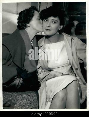 10 févr. 02, 1959 - Shelagh gagne bonne chance kiss de la mère. Photo montre :- 20 ans Shelagh Delaney obtient une bonne chance bisou de sa mère, avant que le rideau est allé jusqu'au Wyndham's Theatre à Londres hier soir - première nuit de sa pièce '' un goût de miel. Banque D'Images