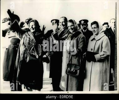 10 févr. 02, 1959 - Le Prince Bernhard part pour le Chili : Vagues Adieu Royal Photo montre. La reine Juliana des Pays-Bas, avec la princesse Irène et Princesse Margiet, dites adieu à l'aéroport de Schipol à Prince Bernhard, Amsterdam, hier, lorsqu'il a quitté pour sa visite au Chili et d'autres pays d'Amérique du Sud. Banque D'Images