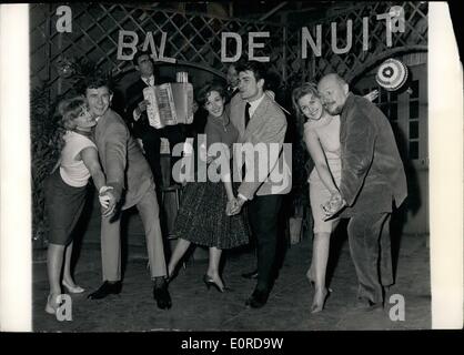 02 février 1959 - Étoiles dansent pour célébrer la fin du tournage : un cocktail a été donné par le réalisateur Maurice cloche à l'occasion de l'achèvement de son nouveau film, dans un studio de Paris. photo les acteurs et actrice du film dance devant le signe du ''Bal de nuit''. De gauche à droite, Sophie Daumier avec Roger, Pascale audret, feadet titern avec Claude et Jany Clair wileo champion. Banque D'Images