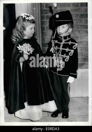 02 février 1959 - Mariage d'aujourd'hui : le mariage a eu lieu aujourd'hui à Saint Peter's Square, Eston, entre Mme Ursula Christian Moore, 18 ans, fille de M. et Mme Ollick Moore, d'Mesdle, Buckingham shire, et le capitaine Michael Cooper- Evans, 11e hussards. Photo montre : deux du petit bord au mariage, avait quatre ans Benoît Rambaut, vêtu d'un Hussers miniature, uniforme et cinq ans- Griniling Miranda. Banque D'Images