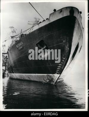 10 févr. 02, 1959 - Le brise-glace atomique ''Lénine''. Le brise-glace russe, ''Lonin'' est le premier navire commercial avec l'énergie atomique. Il est actuellement en construction à l'URSS et est vue ici dans dock pendant les essais d'amarrage, montrant la puissance de proue du navire. Banque D'Images