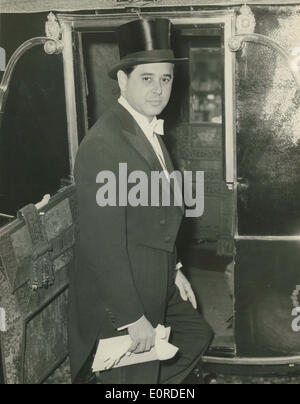 Mar 11, 1959 - Londres, Angleterre, Royaume-Uni - SERGIO ROJAS SANTAMARINA, le nouvel ambassadeur de Cuba à Londres, quitte l'hôtel Claridges pour aller au Palais de Buckingham pour montrer ses lettres de créance à la Reine. Banque D'Images