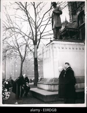 10 févr. 02, 1959 - Le Premier ministre dépose une couronne sur la Statue d'Abraham Lincoln à la place du Parlement : Ce matin, M. Macmillan, le premier ministre, a déposé une couronne sur la statue d'Abraham Lincoln, à l'occasion du 150e anniversaire de la naissance de Lincoln. La statue de bronze est en place du Parlement et est une réplique de l'un de Chicago. Il a été offert à la nation britannique pendant la première guerre mondiale par le Comité du centenaire de la paix de l'Amérique britannique et a été érigée en 1921. Photo montre M. Macmillan place la couronne sur la base de la statue de Lincoln à la place du Parlement ce matin. Banque D'Images