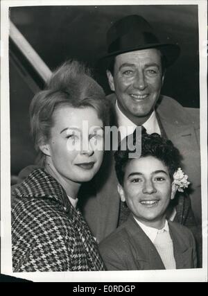 10 févr. 02, 1959 - Robert Taylor et son Co-Stars partir pour l'Afrique : l'écran star Robert Taylor a quitté l'aéroport de Londres cet après-midi pour l'emplacement en Afrique - pour son nouveau film ''Adamsen de l'Afrique''.. Il était accompagné de ses co-stars Anne Aubrey de Londres - et John Dimech - connu par tous comme ''Pacha'' - un stagiaire maltais de 16 ans garçon. Montre Photo : Robert Taylor - Anne Aubrey et John Dimech - à l'aéroport de Londres cet après-midi. Banque D'Images