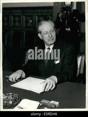 10 févr. 02, 1959 - M. Macmillan à Moscou : photo montre M. Macmillan, le Premier ministre britannique, est représentée dans le Kremlin lors des discussions avec M. Kruschev, peu après l'arrivée de M. McMillan à Moscou. Banque D'Images