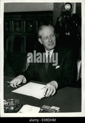 10 févr. 02, 1959 - M. Macmillan à Moscou. : photo montre M. Macmillan, le Premier ministre britannique, est représentée dans le Kremlin lors des discussions avec M. Kruschev, peu après l'arrivée de M. Macmillan à Moscou. Banque D'Images