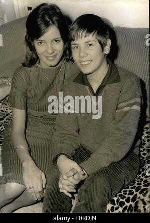 10 févr. 02, 1959 - Garçon et fille Étoile à jouer dans ''Les Les Regates de San Francisco'' : 15 ans Daniele Gaubert et 13 ans Dominique Blondeau co-starring dans Claude Lara's nouveau film ''Les Les Regates de San Francisco''. Photo montre Daniele Gaubert (gauche) et Dominique Bloodeau. Banque D'Images