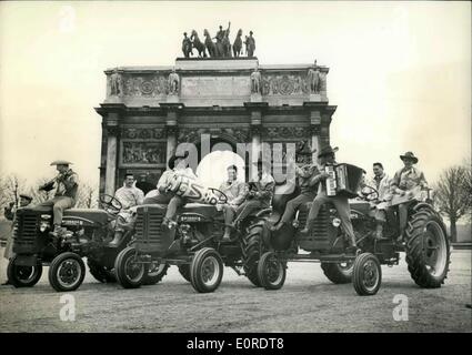 18 mars 1959 - Les musiciens du Texas ; tracteurs présents à l'occasion de l'exposition agricole français qui s'ouvrent à Paris demain, un groupe de musiciens de Texas a présenté les tracteurs dans les rues de Paris cet après-midi. Photo montre les musiciens sur les tracteurs photographié devant l'arche du carrousel. Banque D'Images