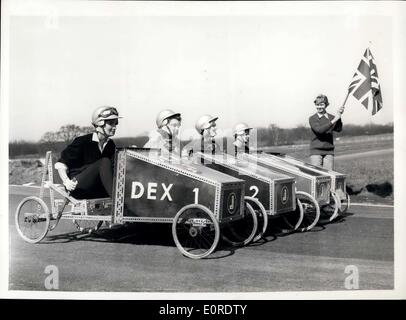 23 mars 1959 - Préparation pour le lundi de Pâques ''soap-Box-Grand Prix'' : une répétition a eu lieu aujourd'hui pour le ''Grand Prix Gravity-Power» entre ex-pilotes de course et des débutantes qui se tiendra le lundi, à l'éclosion de la marque. Les concurrents s'madxfrom Dexion chariots soapbox angle fendu. La jeune fille sont d'être assuré pour ?20 000. Photo montre l-Hampshire-Gloria Kindersley-Rosalin R : Susan Watkins et Jennifer Osborne ont un démarrage pratique avec en arrière-plan comme l'Amanda Legge-'starter' à l'éclosion de la marque ce matin. Banque D'Images