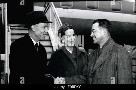 Avril 04, 1959 - Président de Yale-University à Francfort : M. A. W. Griswold, président de l'Yale-University, est arrivé à Francfort, Germyn, aujourd'hui pour une visite officielle à Bonn et Berlin. M. Griswold va au cours de son séjour à Bonn sera reçu par le Président fédéral Heuss. Photo montre M. et Mme Griswold sont accueillis par M. Myers (à droite), Attache pour les affaires culturelles à l'ambassade américaine à Bonn. Banque D'Images