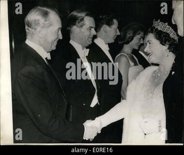 10 févr. 02, 1959 - La reine mère et la princesse Margaret assister à cette soirée Royal Film Performance : La Reine Elizabeth, la Reine Mère, accompagnée de la princesse Margaret, ce soir est allé(e) à la Royal Film Performance à l'Empire Theatre, de Leicester Square, de l'aide de fonds de bienfaisance du commerce le cinématographe. Cette année, le film est ''La bouche du cheval'', avec Alec Guinness. Photo montre Maruce Chevalier est présenté à la reine mère pendant les présentations au théâtre ce soir. À côté de Chevalier sont de gauche :- Ian Carmichael, Max Bygraves et Lauren Bacall. Banque D'Images