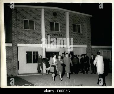 10 févr. 02, 1959 - garçon Poignardé dans Dance Hall Brawl : 18 ans, Alan Johnson, qui a été poignardé à mort dans une dance-hall brawl mardi soir, aurait été en vie aujourd'hui s'il n'avait pas insisté pour avoir une nuit par semaine avec l''boys''. Pendant douze mois il a passé toute sa soirée avec sa petite amie, à l'âge de 17 ans, Connie Mountier. Puis, il y a trois semaines, elle a accepté de lui laisser le mardi soir. Si Alan a commencé à aller à la nuit de mardi ordinaire du Rock'n Roll sessions à l'hôtel de Woodward Woodward en-route, Barking Banque D'Images