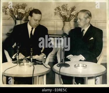 Avril 04, 1959 - M. Macmillan se réunit le premier ministre français à Northolt : le premier ministre Harold Macmillan est allé à Northolt ce matin pour rencontrer le Premier Ministre français M. Debré et M. Couve de Murville Secrétaire des affaires étrangères de la République française - à leur arrivée pour des entretiens sur la situation de l'Allemagne de l'Ouest. Photo montre M. Debre et M. Macmillan à la conférence de presse - à Northolt ce matin. Banque D'Images