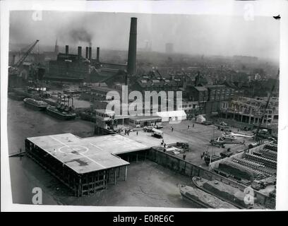 Avril 04, 1959 - Westland à l'héliport de Battersea s'ouvre aujourd'hui : M. John Hay, député, secrétaire parlementaire, Ministère des Transports et de l'Aviation civile, sera ouvert cet après-midi, le Westland héliport sur la rive sud de la Tamise à Battersea, Londres. La photo montre la vue générale prise depuis un hélicoptère aujourd'hui, montrant la nouvelle héliport et alentours, avec une centrale électrique à l'arrière-plan. Banque D'Images