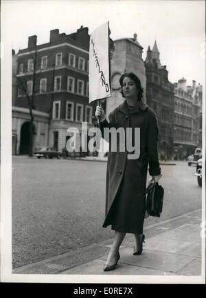 Avril 04, 1959 Des manifestants - prenant part à trois jours ''(illisible)'' Vigil sont interdits de Downing Street. : Women wearing black sashed commencé un ''(illisible)'' (et de nuit) à l'extérieur de Virgile Downing ''(illisible)'' d'une protestation contre les événements dans Nyas ''(illisible)'' c'est organisée par les étudiants de ''(illisible)'' à Londres, conjointement avec le mouvement ''(illisible)'' la liberté. Les manifestants ont été ''(illisible)'' Street. Photo montre Mme Stonehouse ''(illisible)'' qui était dans Nyas''(illisible)'' aujourd'hui à prot ''(illisible) Banque D'Images