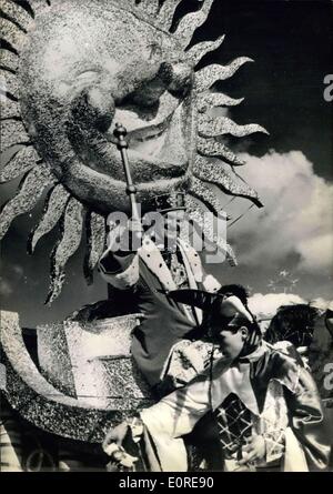 10 février 1959 - Maurice Chevalier, roi de carnaval : comédien et chanteur, Maurice Chevalier, agit comme un maître de cérémonie, au carnaval aujourd'hui détenu à Estoril au Portugal. Photo montre Maurice chevalier sur son flotteur. Banque D'Images