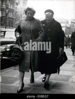 Avril 04, 1959 - Mère pardonne à l'homme qui a tué sa fille : 22 ans, Edmund Barber, de virginie- Road, Thornton Heath, Surrey, a été, hier, condamné à trois ans de prison, après avoir été déclaré non coupable de meurtre mais coupable d'homicide involontaire coupable de 17 ans, Carol Ann Soan, la fille qu'il aimait. Mme Josephine Soan, mère de la fille morte, et Mme Mary Barber, mère de la coiffure, siégé ensemble au cours du procès. Le juge à l'Old Bailey dit de Mme Soan : ''sa réponse à cette tradegy est dans la tradition chrétienne la plus élevée possible Banque D'Images