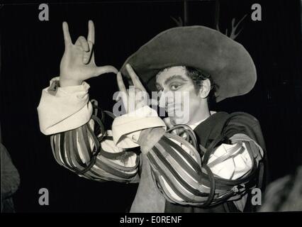 04 avril 1959 - Roland Petit fait ''Cyrano de Bergerac'' en un Ballet : Roland Petit, la célèbre danseuse et chorégraphe, est maintenant mise en scène ''Cyrano de Bergerac'', Rostand, bien connue, qu'il a fait jouer dans un ballet. Photo montre Roland Petit dans Le rôle de Cyrano Banque D'Images