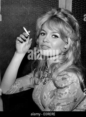 Brigitte Bardot posant pour le caméraman au cours d'une réception à l'hôtel Mount Royal, Banque D'Images