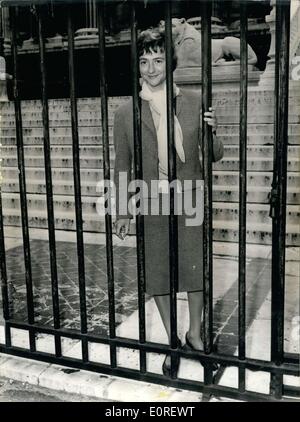 26 mai 1959 - Franocise Sagan devant la cour : célèbre romancier français Françoise Sagan a comparu trois fois devant le tribunal aujourd'hui, d'être facturé pour les conducteurs de voitures différentes aventures. Françoise Sagan montre la photo au Palais de Justice. Banque D'Images