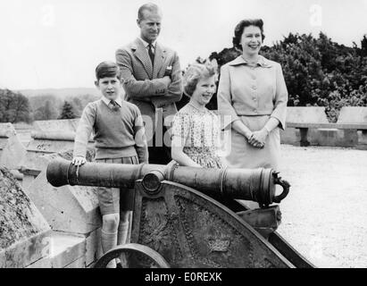 La reine Elizabeth II avec son époux, le Prince Philip et leurs enfants sur un toit Banque D'Images