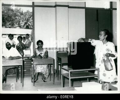 06 juin 1959 - Succès pour l'action populaire à Singapour. Malay Girl jette son vote. Le People's Action Party a un grand succès dans la récente élection générale de Singapour, le parti a remporté 43 des 51 sièges de la nouvelle assemblée législative. Photo montre une fille jette son malaise - voter pendant les élections. Banque D'Images