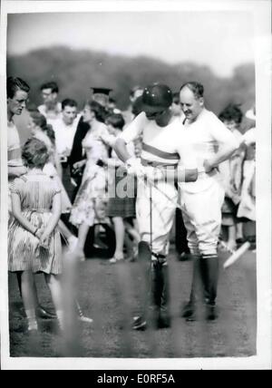 Mai 05, 1959 - Princes Anne voit son père jouer Polo : la princesse Anne les bras derrière son dos, regarde le Prince Philip démontre un shot d'hier après-polo à Windsor Park grec..Avec la Reine et la reine mère elle regarde le Prince jouer en deux matches. Dans la première il a été capitaine d'une équipe de gardes gallois que battre le Household Cavalry - 6-1, dans le deuxième il a joué pour le Windsor P[arche côté - battues par l'Ascot. Banque D'Images