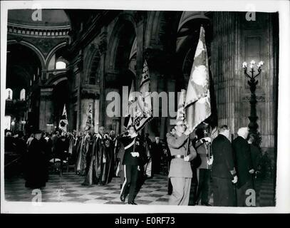 Juin 06, 1959 - Service annuel de l'ordre de Saint-Michel et Saint-Georges - à la Cathédrale St Paul : Le Service annuel de l'Ordre de Saint-Michel et Saint-Georges s'est tenue ce matin à la Cathédrale St Paul. La photo montre la vue de la Procession montrant bannières - et les commandants et les chevaliers Chevaliers Grands-croix de l'ordre - à la Cathédrale St Paul aujourd'hui. Banque D'Images